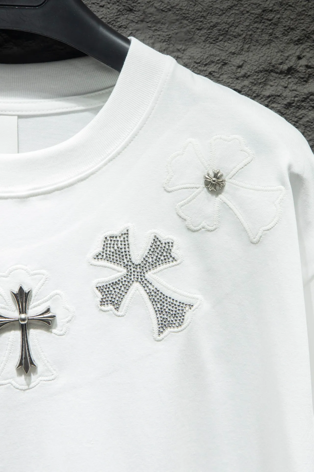 P180 🆕Chrome Hearts os version is really charming and Chrome Hearts is really a must-have. Each season's new version is made to the extreme. It is very practical and can be worn casually. Nice✔️ - ⚠️100% cotton. It is made of 32-count double yarn, 260-gram weight fabric and imported knitted carded cotton. It has moderate thickness, drape and contour, and the upper body is comfortable! ! It is very tolerant to fat body types and can instantly lose five pounds after wearing it!  Specially ordered multiple Austrian rhinestones, which have the bling bling effect of natural crystals under light. They have multi-faceted reflective points. The production cost is extremely high. The laser molding includes a computer engraving machine and a laser machine. The granules are accurate, and are finalized by high-temperature ironing. After ironing, you need to repeatedly test the firmness on the ironing pattern. It can show colorful reflections under the light. The collar webbing extends to the shoulder for reinforcement, and the stitching is reversed at the connection. The hem and cuffs are all made of 0.2mm gauge double-thread lathe. It is carefully produced at a high cost. The attitude of making goods with a magnifying glass restores the quality and effect of the product. The full set of customized accessories only presents every detail to customers. The letters are machine embroidered with imported materials after being adjusted according to the original details. The thickness is moderate. The hardware uses imported hardware accessories. Front panel # Back panel Simple elements # Artistically arranged English letters. Imported Tajima high-density heavy-duty embroidery technology. The font is three-dimensional and full. Handmade elements are added to the body, which greatly increases the interest of the clothing; unique visual effects. After special treatment, a unique effect is formed. An irregular hem is added to the version. This year's Kroxin is the main version. In the past two years, the oversize version has become the focus of the trend and has been a popular staple in the past two years. The change of designers has made this brand an instant hit. The progressive fashion of the times also needs the blood impact of fresh elements and trendy designs in order to continue its glory! It’s stylish both inside and outside, a must-have for high street travel! An absolute "eye-catching style" that can match couples 💏 Color: black and white Size: S M L XL